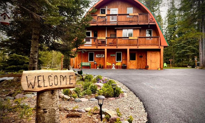 Columbia Falls Hotel | Moss Mountain Inn