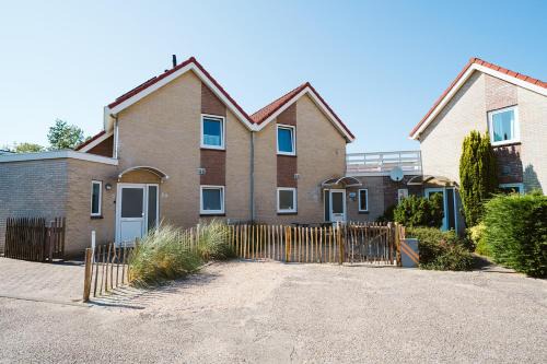 Ouddorp House | Mosselbank 93 - Noordzeepark Ouddorp, with private front and back garden near the beach - not for companies