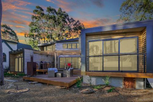 Mossy Point House | Mossy Green Door MTB stay minutes to Mogo Trails