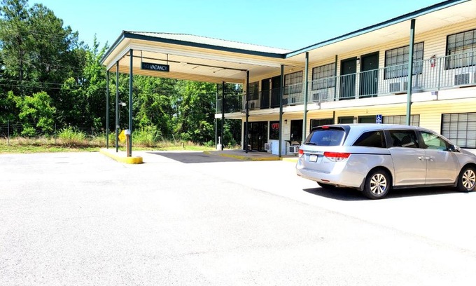 Calhoun Hotel | Motel 103