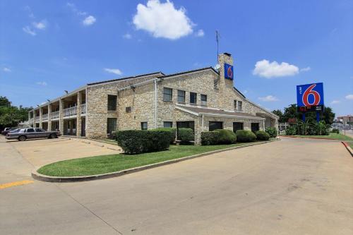 North Loop Hotel | Motel 6 Austin, TX - Central Downtown UT