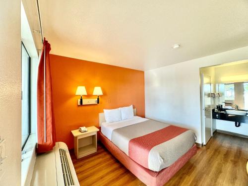 Bellflower Hotel | Motel 6-Bellflower, CA - Los Angeles