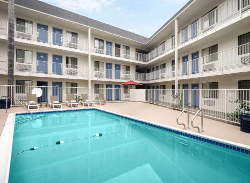 Buena Park Hotel | Motel 6-Buena Park, CA - Knotts Berry Farm - Disneyland