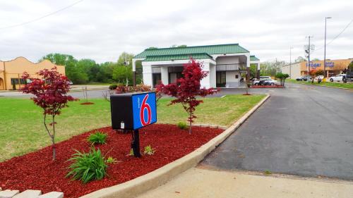 Covington Hotel | Motel 6-Covington, TN