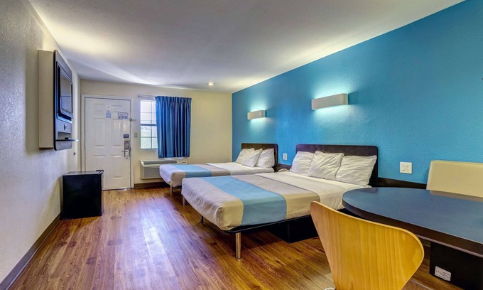 Dickson Hotel | Motel 6 Dickson, TN