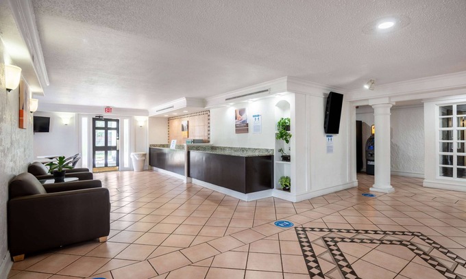 Hazelwood Hotel | Motel 6 Hazelwood, MO