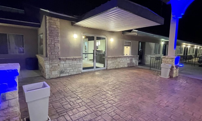 Junction Hotel | Motel 6 Junction, Texas - Llano River