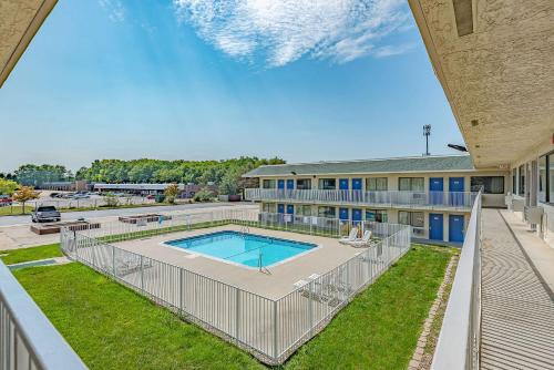 Waldron Hotel | Motel 6 Kansas City, MO - Airport