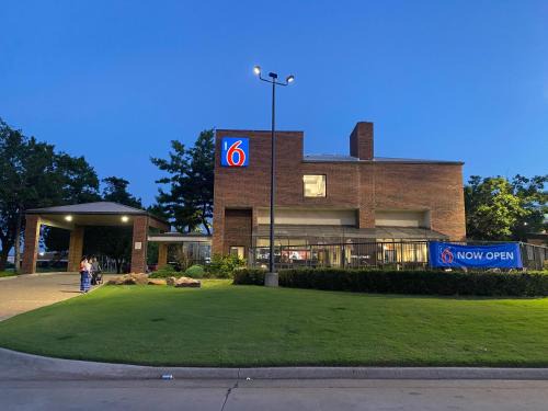 Central Oklahoma City Hotel | Motel 6 Oklahoma City OK Fairgrounds West