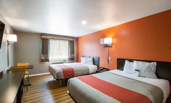 Rossford Hotel | Motel 6 Rossford, OH