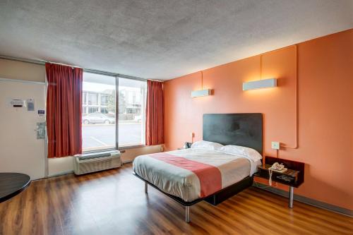 Somerset Hotel | Motel 6-Somerset, KY