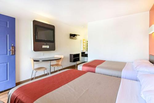 Snail Hotel | Motel 6-Sunnyvale, CA - South