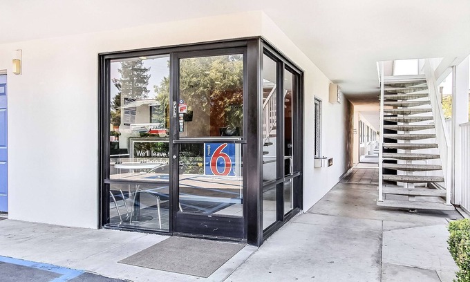 Snail Hotel | Motel 6 Sunnyvale, CA - South