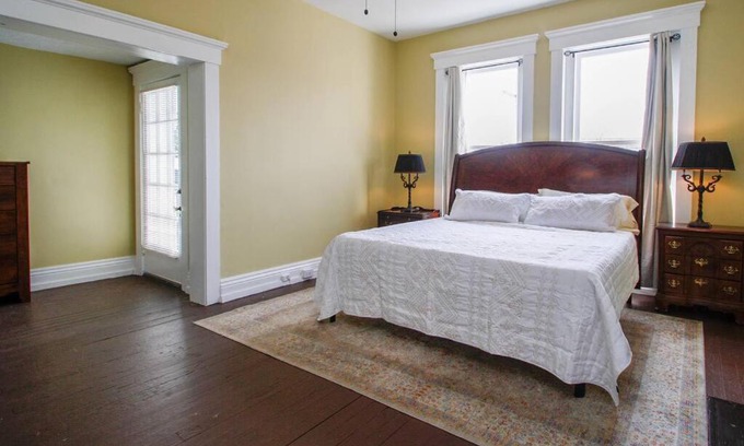 Cherokee Triangle Apartment | Mount Bernadette - Charming historic apartment in the heart of the Louisville Highlands