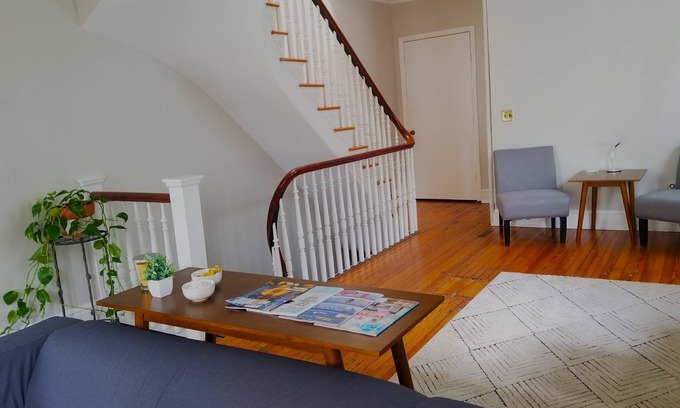 Mount Vernon House | Mount Vernon Town Home 2 floors of living Private Deck Free Parking