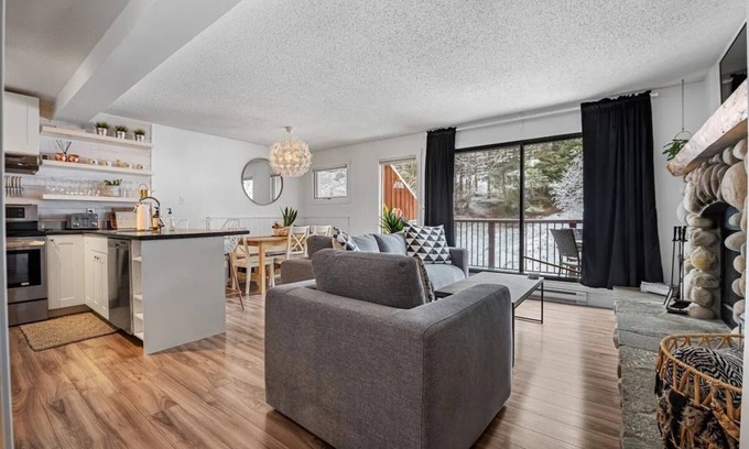 East Kootenay House | Mountain Aloha at Panorama | Ski In/Out | Full Access(Pools/Hot Tubs)