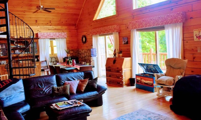Pittsfield House | Mountain Bliss: Spacious Retreat Near Killington, 5 Br, 3 Ba Hot tub Sleeps 15