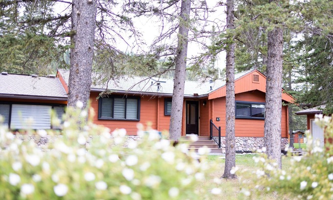 Bragg Creek Cabin | Mountain Cabin w/Gym/Sauna 5mins to hike/bike/ski trails & local shopping/dining