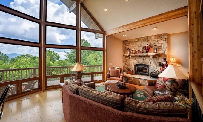 Robbinsville Ski Chalet | -Mountain Chalet Getaway with Breathtaking View Next to Tail of Dragon-