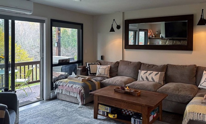 East Jewett Apartment | Mountain Condo w Modern CabinStyle @Hunter&Windham