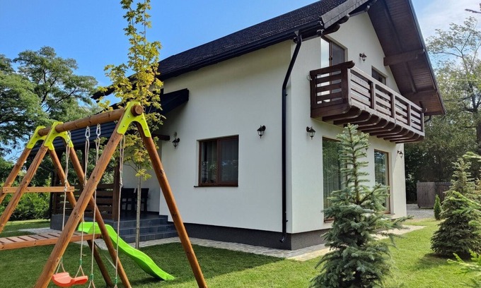 Bran Cottage | Mountain cottage, with garden and barbeque, near Bran Castle
