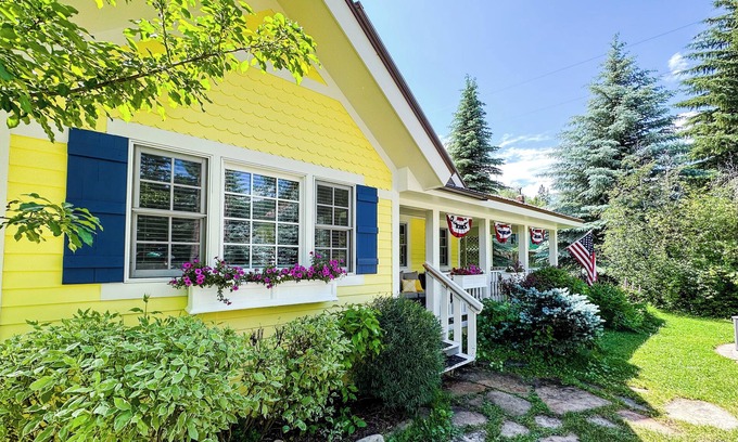 Redstone House | Mountain Daisy Redstone l Newly Remodeled Mountain Getaway