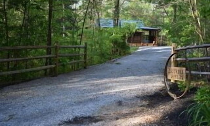 Townsend Cabin | Mountain Dreams ~ Your very own private and rustic mountain retreat!