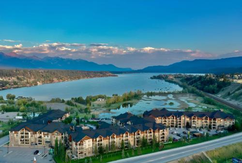 East Kootenay Apartment | Mountain getaway condo - 5 min walk to the beach!