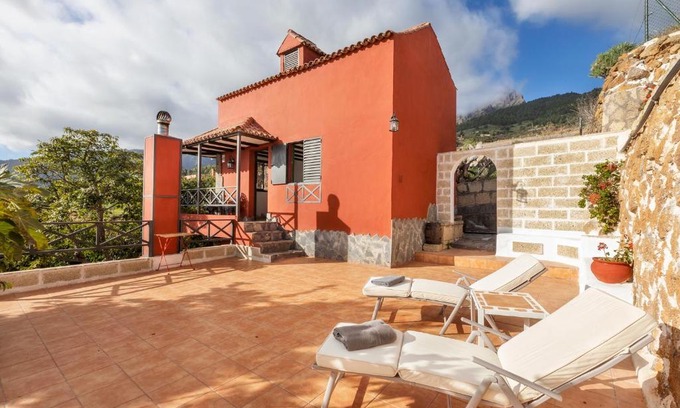 Guimar House | Mountain Getaway for Hikers 1