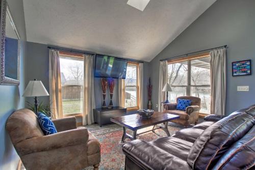 Gassville House | Mountain Home Cottage with Deck on White River!