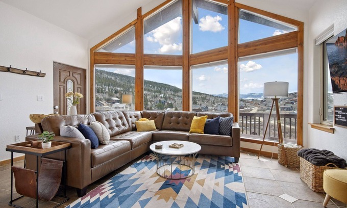 Innsbruck Val Moritz House | Mountain Home: Hot Tub, Views, Chef's Kitchen, Pet-Friendly. Unforgettable Stay!