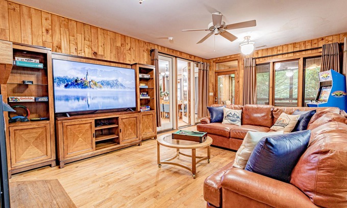 Whittier House | Mountain Home | Sleeps 18 | Golf | Community Pool