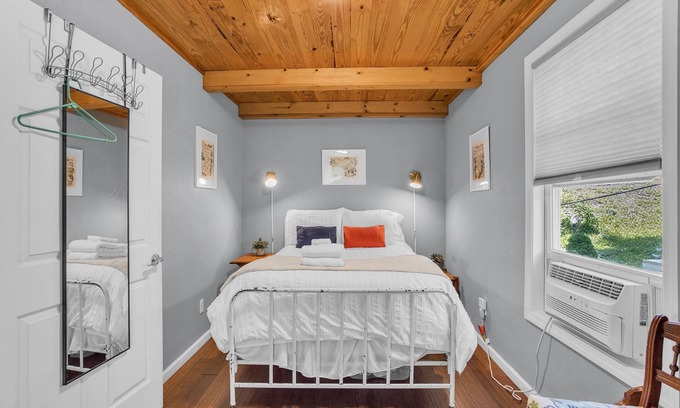 Thomas Cabin | Mountain Koru Near Trails & Town 2 Bedroom Cabin