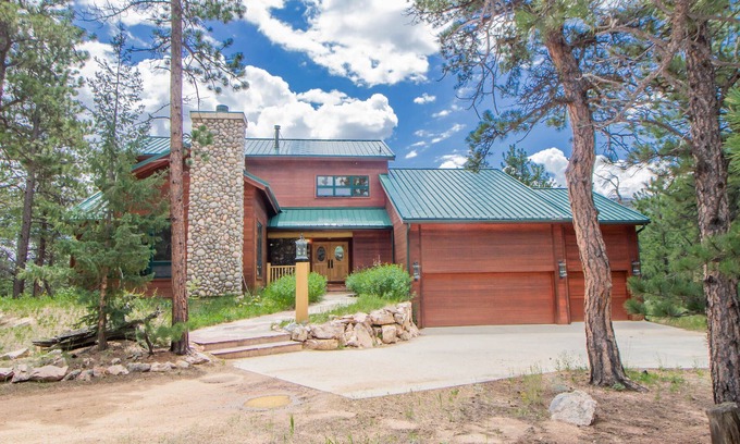 Lake George Cabin | Mountain Lodge with sauna-350 acres. 5 minutes from fishing, kayaking, boating!