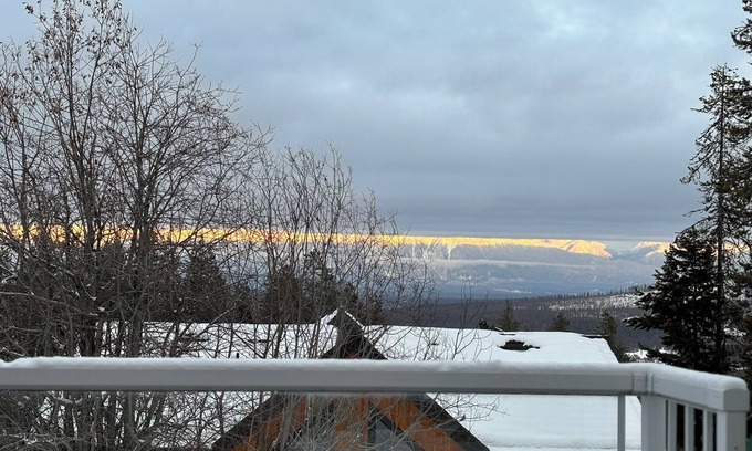 East Kootenay Condo | Mountain Paradise! Ski-in/ski-out, X-country skiing, hiking, mountain biking.