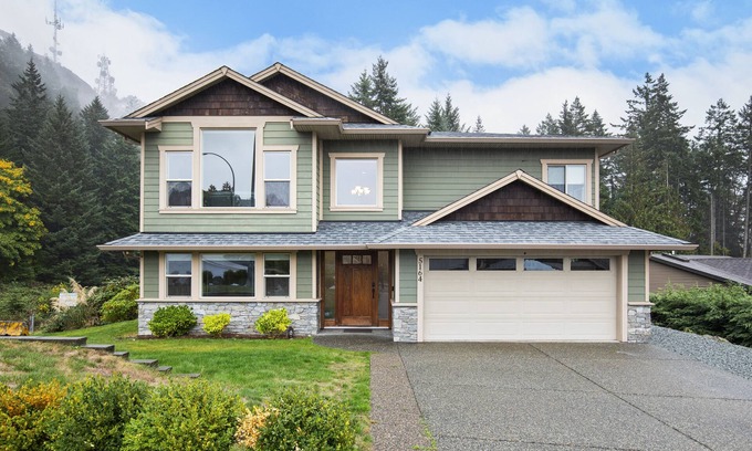 Regional District of Nanaimo House | Mountain/park view! Luxury suite near Linley valley park!