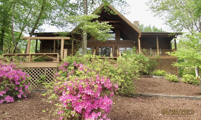 Leasburg House | Mountain Retreat at the Lake