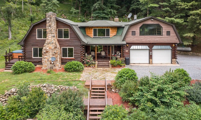 Clyde Cabin | Mountain retreat wood log cabin near Max Patch.
