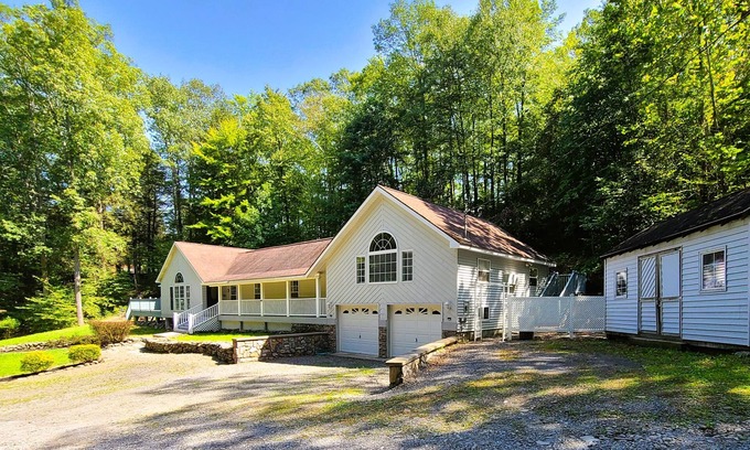 Highland Cabin | Mountain Ridge Retreat - Private & Peaceful Getaway. Family & Pet Friendly