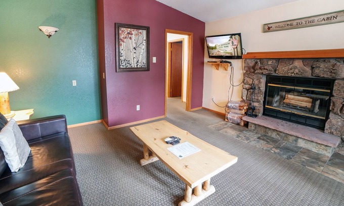 Estes Park Ski Chalet | Mountain style one bedroom with fireplace
