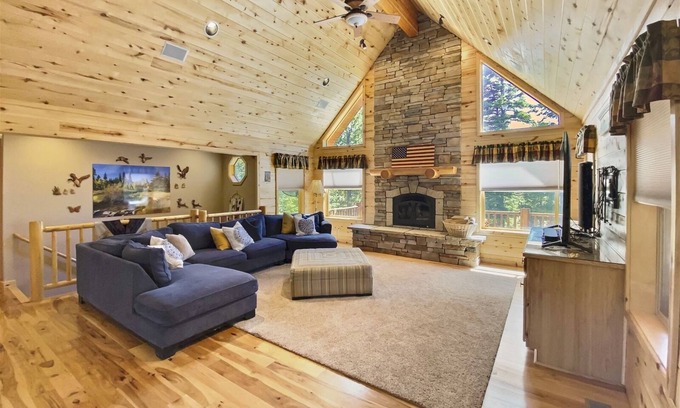 Meadow View Heights Cabin | Mountain Trail Cabin 5BDRM, 4.5 Bth with fireplaces, nice deck, near UTV trails