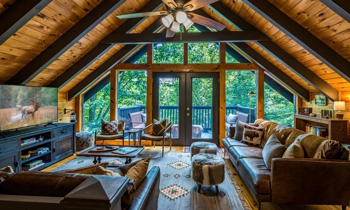 Gatlinburg - Pigeon Forge Cabin | Mountain View Fishing Pond & Poles Hot Tub 5 Miles to GSMNP Pool