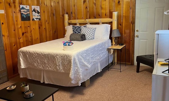 Red River Apartment | Mountain View Lodge Queen Single - Room 5