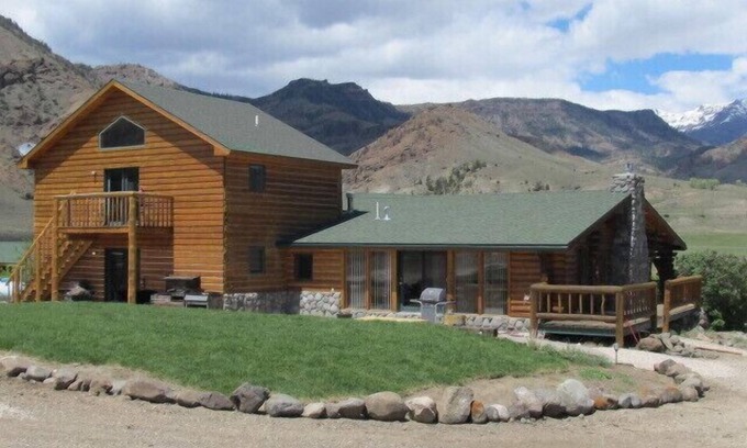 Wapiti Cabin | Mountain View Resort - Mountain Views, Close to Yellowstone