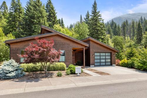 Cascade Locks House | Mountain-View Retreat with Hot Tub & Waterfalls