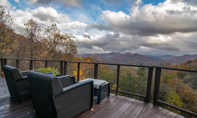 Waynesville House | Mountain Views, (3) King Beds, Large Deck, Hot Tub, Sauna, Game room