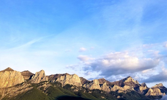 Canmore House | Mountain Views! Art! Luxurious 5Brs/4.5Ba Townhome, Hot Tub, Canmore for 12