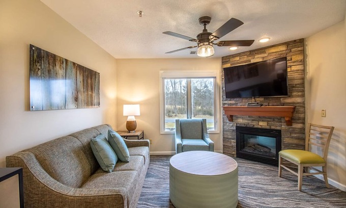McGaheysville Condo | Mountain views, Balcony, Fireplace!
