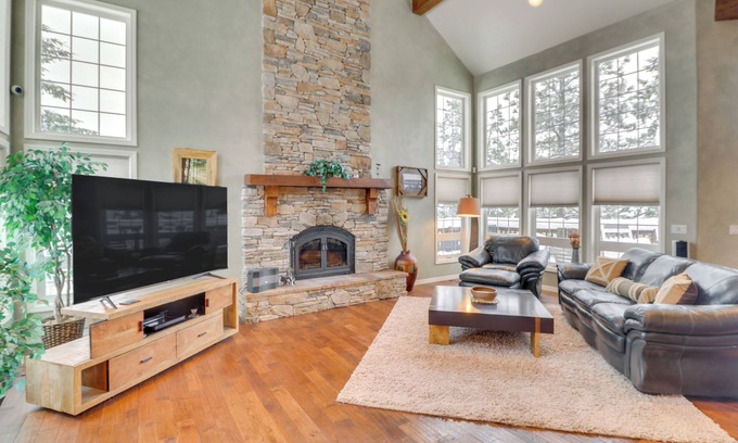 Eureka House | Mountain Views & Deck: Spacious Eureka Getaway!