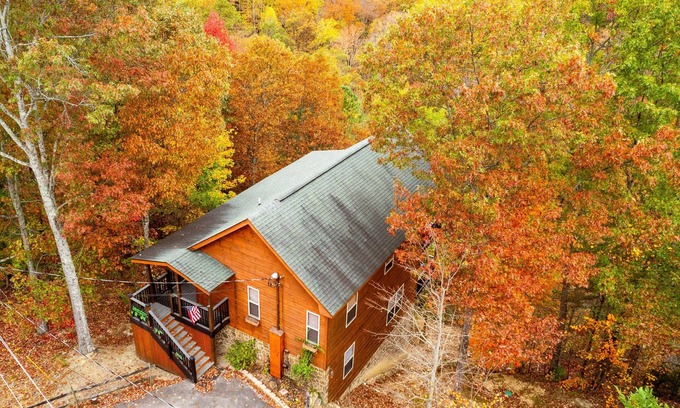 Little Creek Falls Cabin | Mountain Views! Private, King beds, Hot Tub, Arcades, Pool Table, 2 Fireplaces
